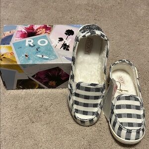 NWT-Roxy Womens Minnow Faux Fur Slip on Sneaker Shoe Sz 6.5